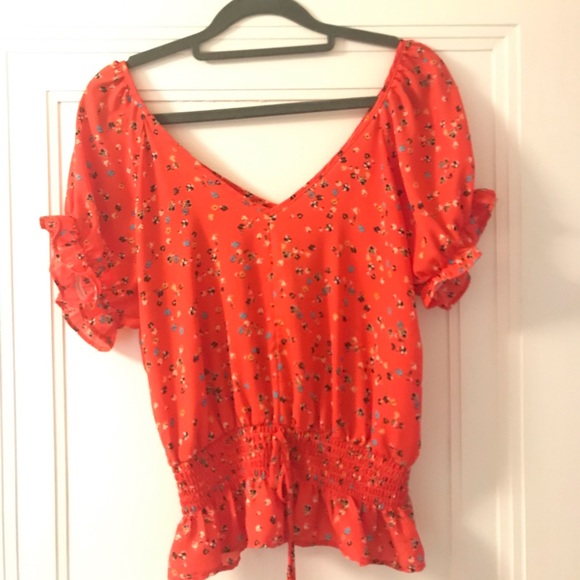 Double V blouse with gathered waist. - Picture 2 of 5